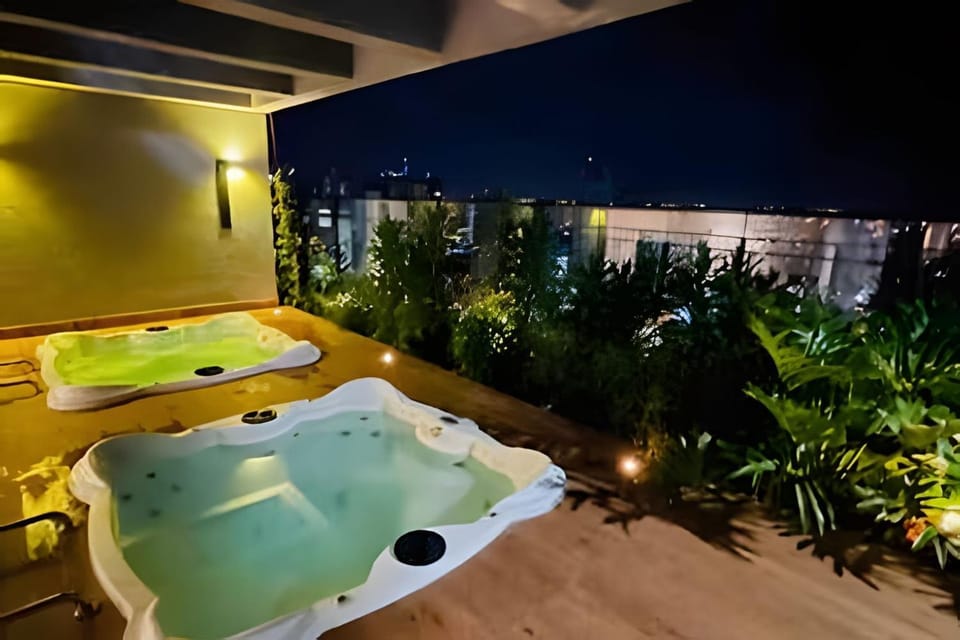 Hot Tub, Swimming pool