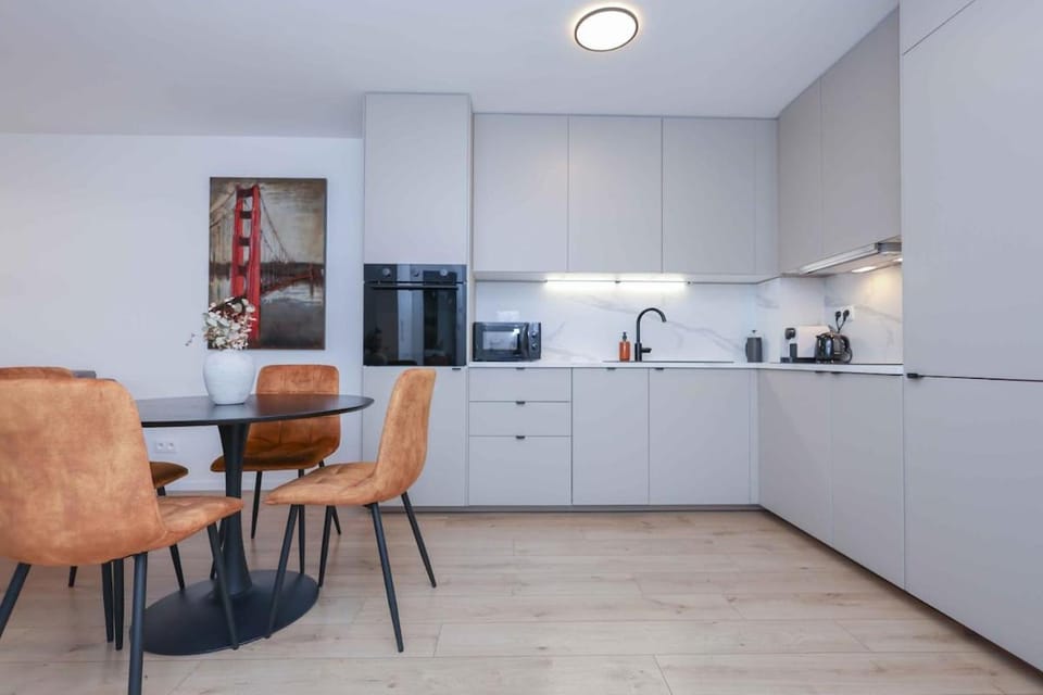 Coffee/tea facilities, Kitchen or kitchenette, Dining area, dishwasher, oven, stove