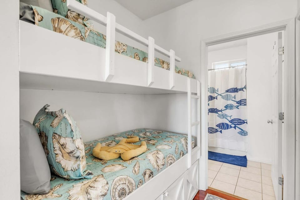 Barkentine Pool & White Sands Steps Away House in Okaloosa Island