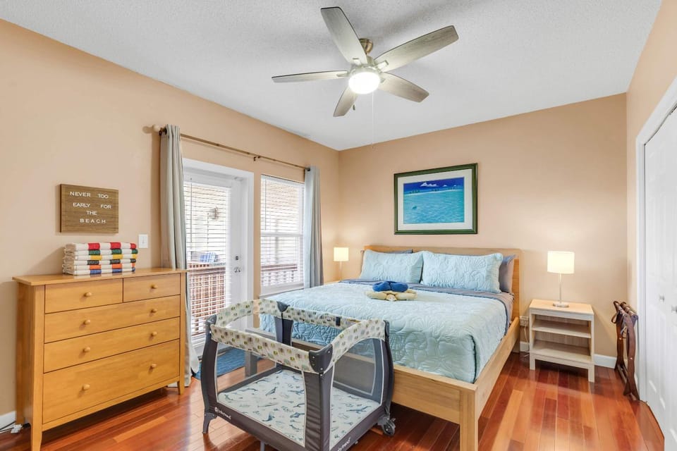 Barkentine Pool & White Sands Steps Away House in Okaloosa Island