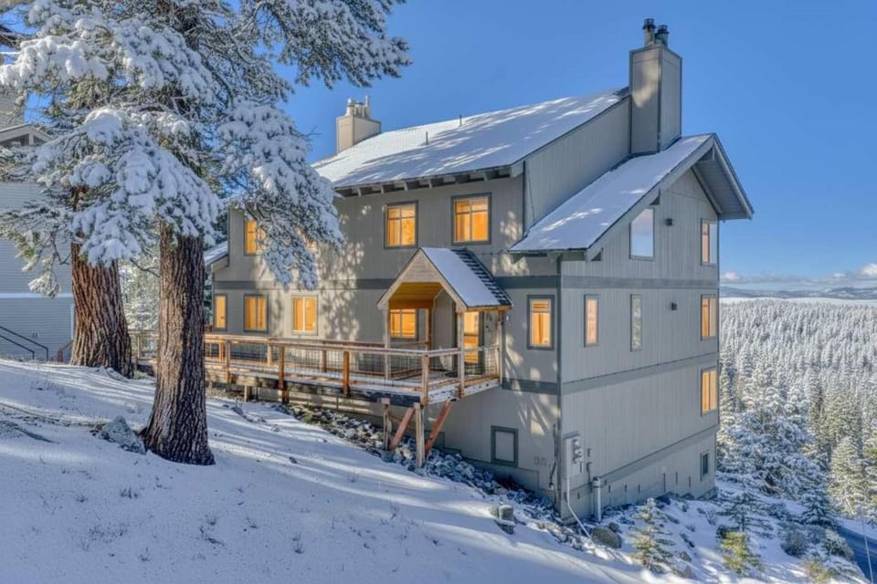 Wooded Hilltop Stay Shared Hot Tub + Lake Views House in Kingsbury