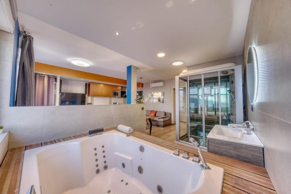 Suite & Spa - Jacuzzi - Sauna Apartment in Reims