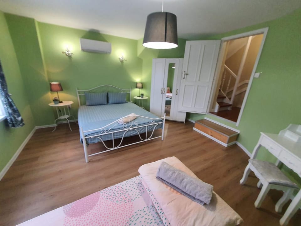 Bed, Living room, Photo of the whole room, Seating area, Dining area, Bedroom, wardrobe, air conditioner