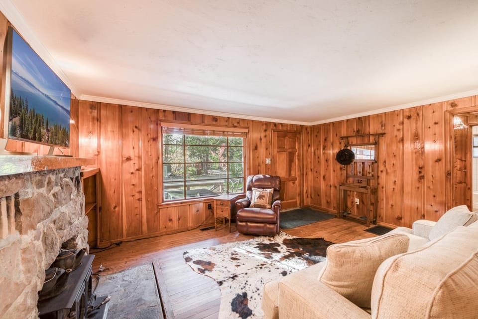 Diana's Cabin by Tahoe Getaways - Pet-Friendly 2BR in Kings Beach w Backyard & Walk to Lake! Cabin in Tahoe Vista