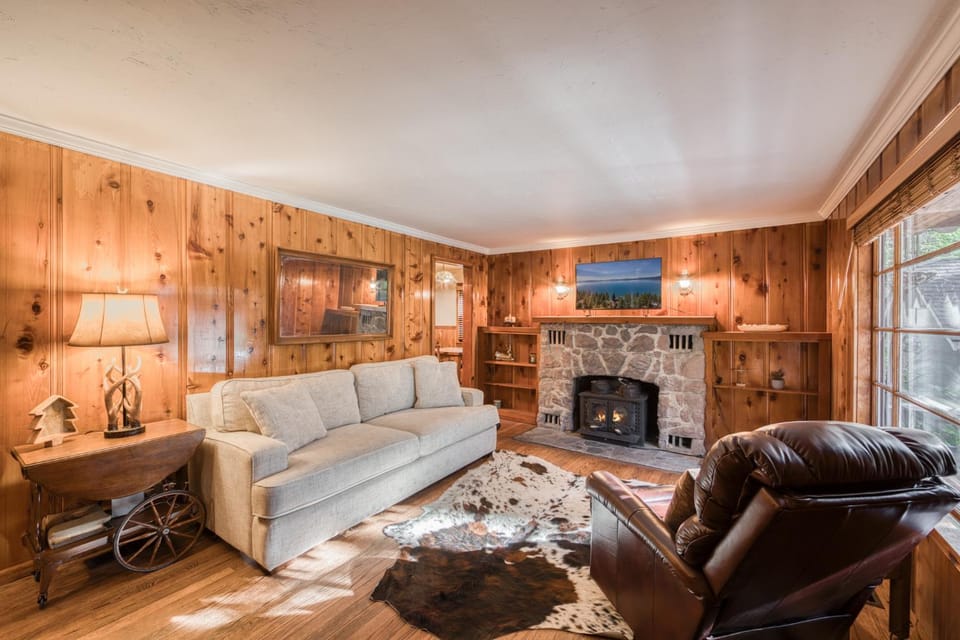 Diana's Cabin by Tahoe Getaways - Pet-Friendly 2BR in Kings Beach w Backyard & Walk to Lake! Cabin in Tahoe Vista
