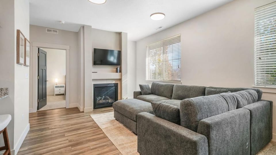 Cozy Swiss Condo -King Bed, Sleeps 6, Free Blanket Apartment in Midway