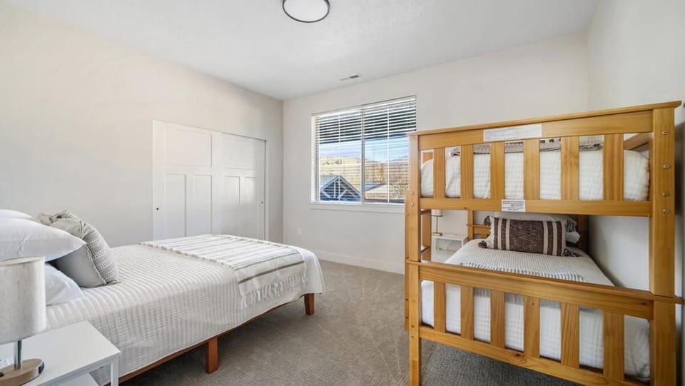 Cozy Swiss Condo -King Bed, Sleeps 6, Free Blanket Apartment in Midway