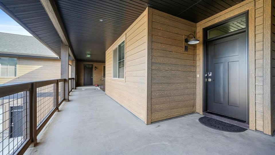 Cozy Swiss Condo -King Bed, Sleeps 6, Free Blanket Apartment in Midway