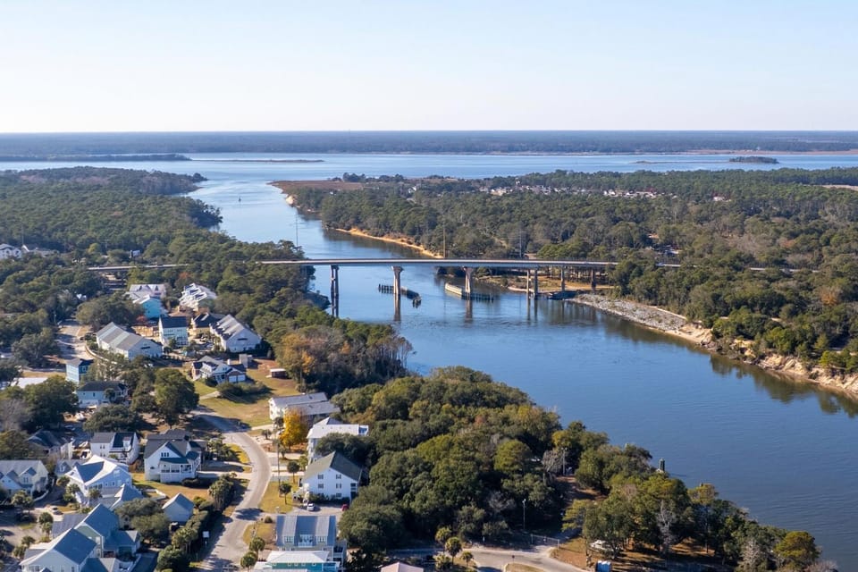 Explore the Seashore! Sunny Carolina Beach Home House in Carolina Beach