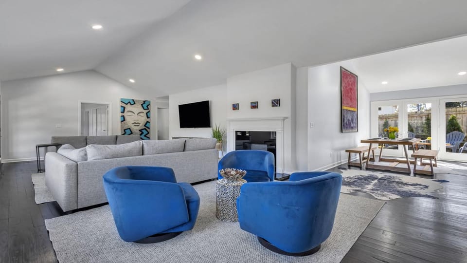 Communal lounge/ TV room, TV and multimedia, Living room, Seating area, Evening entertainment