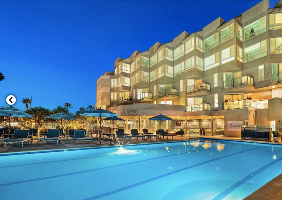 Property building, Day, Swimming pool, sunbed