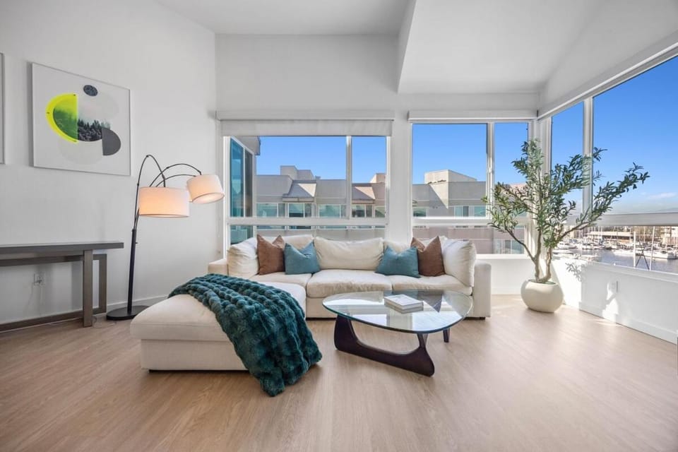 Day, View (from property/room), Living room, Seating area, Sea view, Sunrise