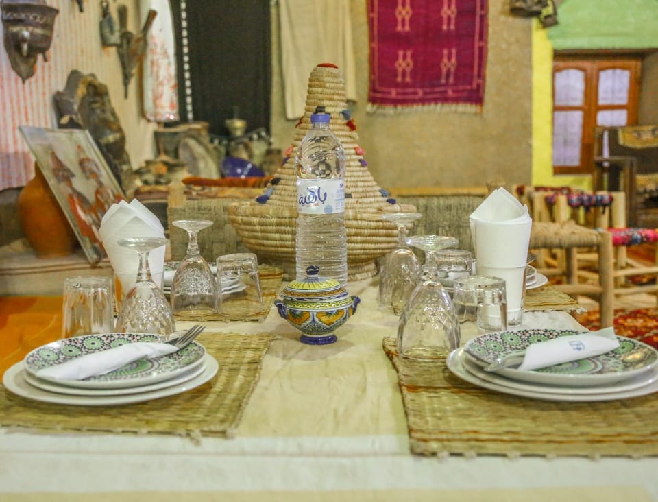 Restaurant/places to eat, Restaurant/places to eat, Food and drinks, Seating area, Dining area, Food, Drinks