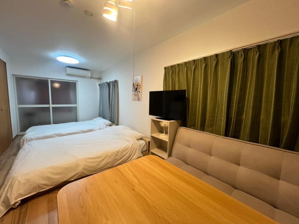 Bed, TV and multimedia, Photo of the whole room, Bedroom