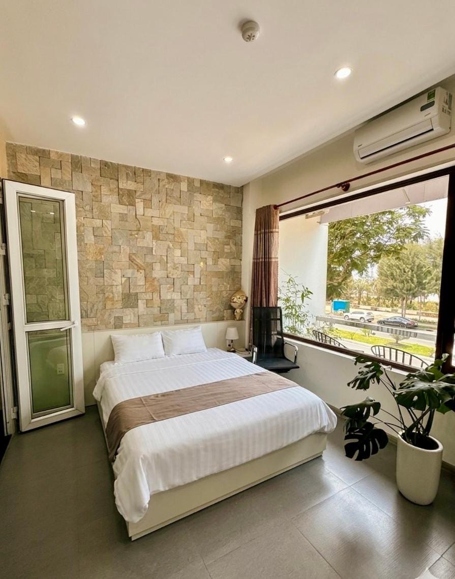 Aura Beachfront Hotel - Apartment Hotel in Da Nang