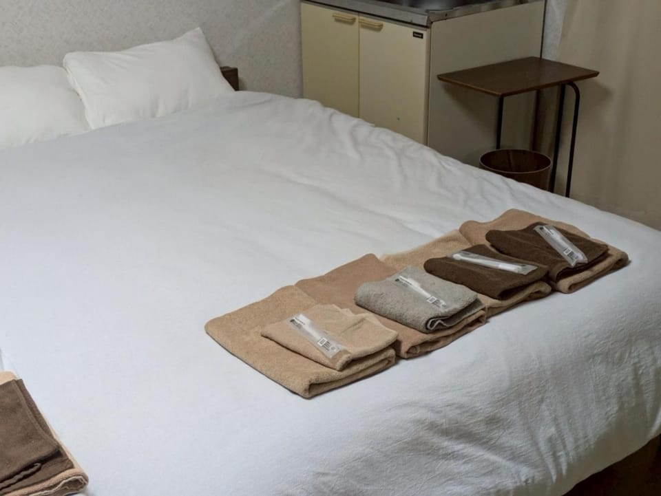 Bed, Photo of the whole room, Bedroom, towels