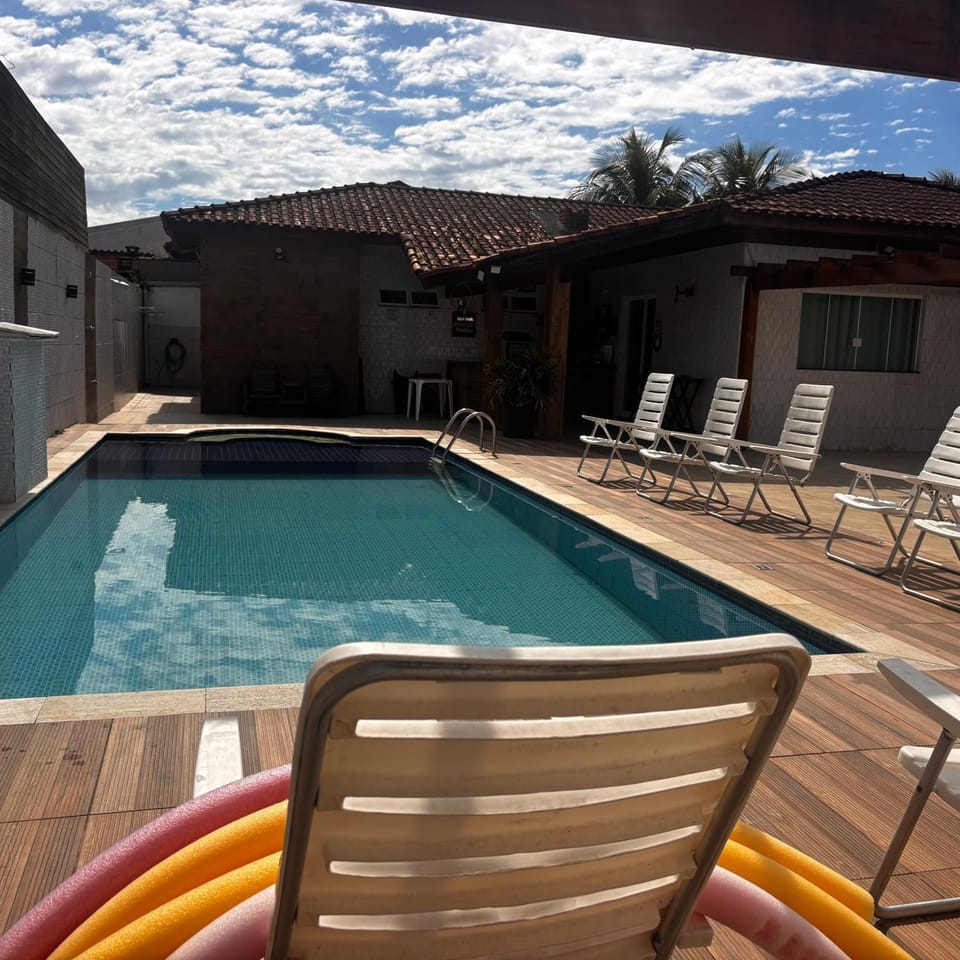 Casa em Bertioga com piscina House in Bertioga