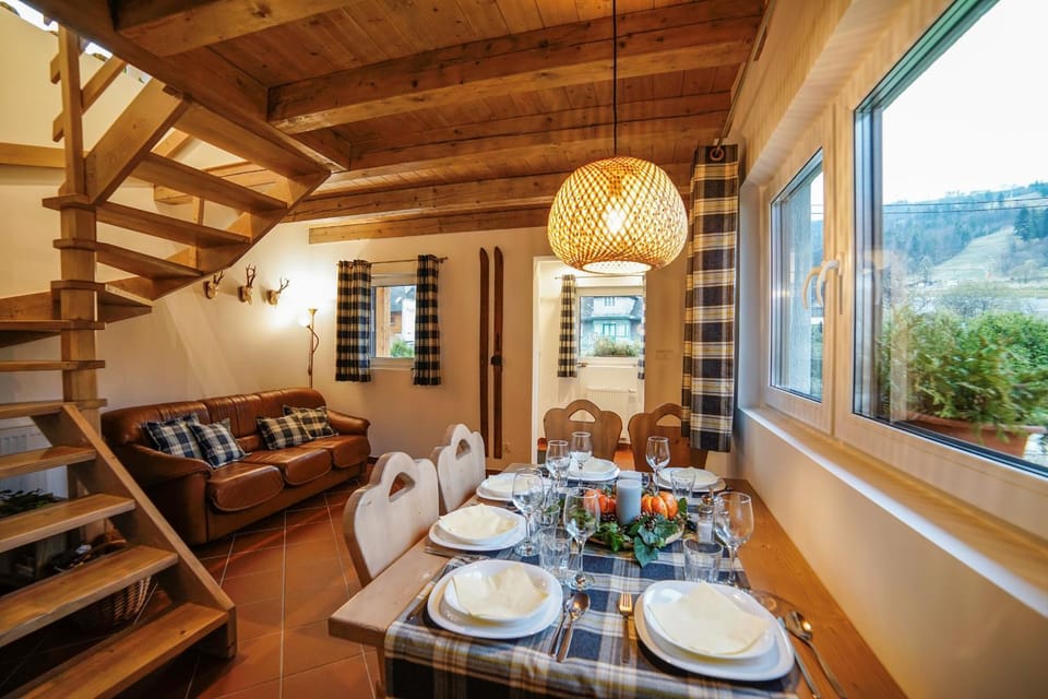 Restaurant/places to eat, Seating area, Dining area
