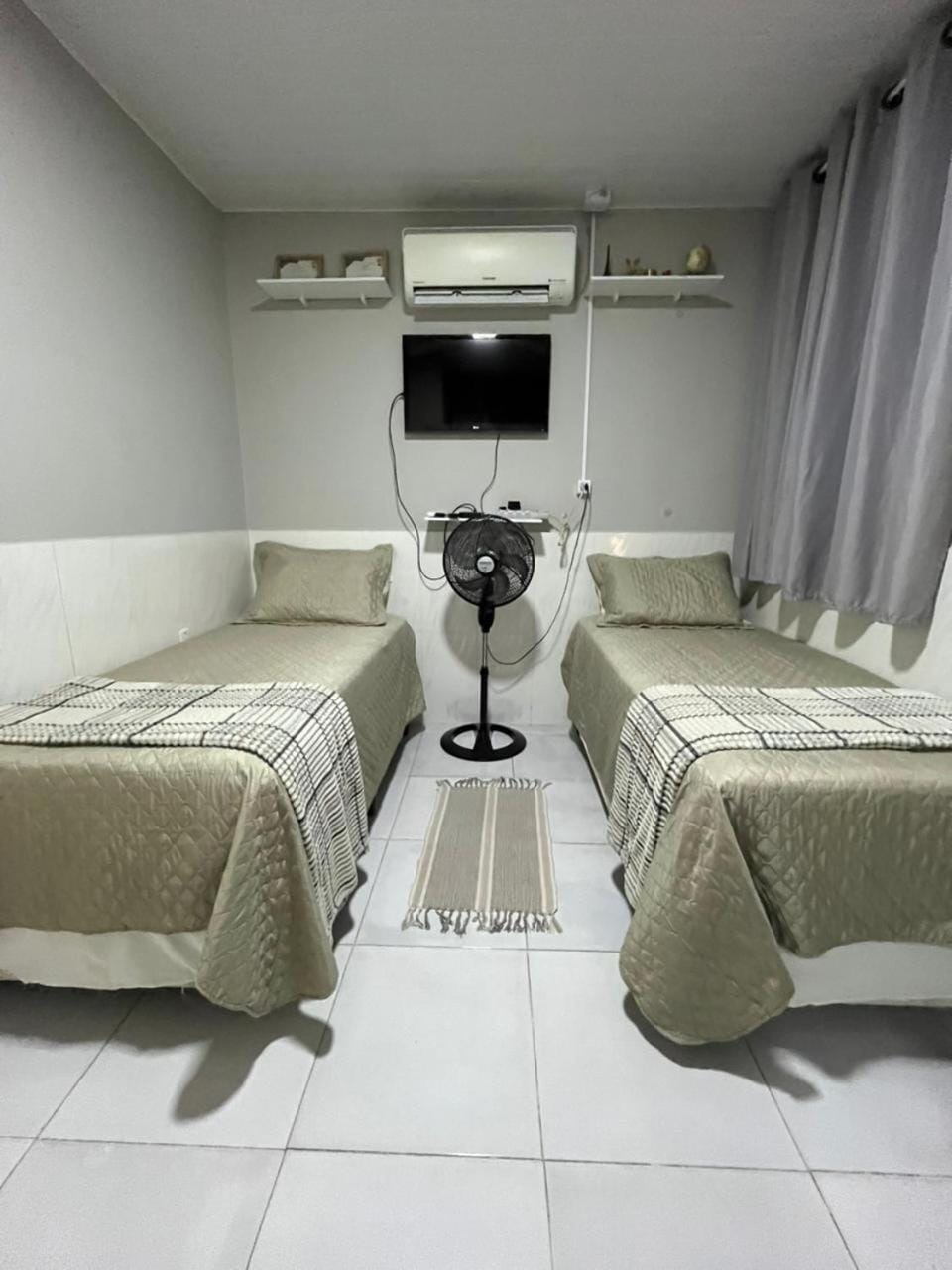 Bed, TV and multimedia, Photo of the whole room, Bedroom