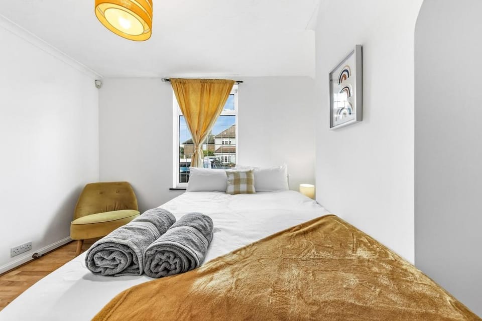 Bed, Bedroom, towels