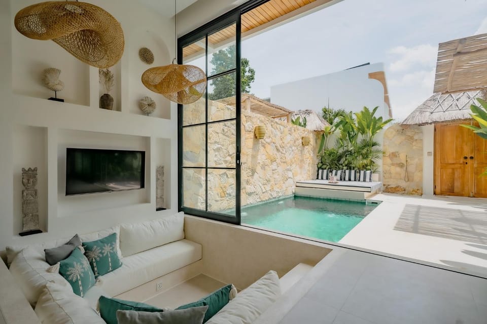 Patio, TV and multimedia, View (from property/room), Balcony/Terrace, Living room, Seating area, Pool view, Swimming pool, sunbed