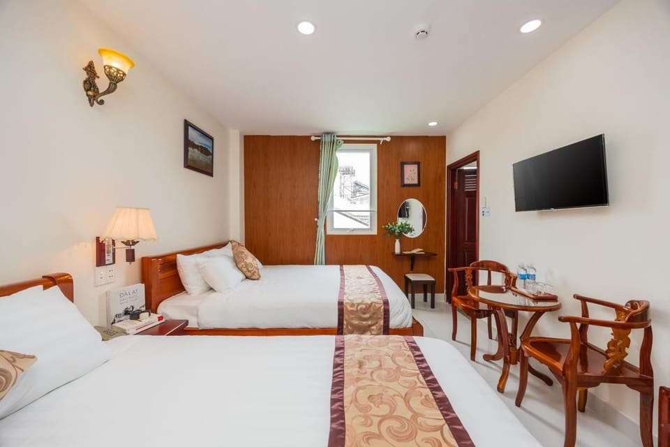 Bed, TV and multimedia, Living room, Photo of the whole room, Seating area, Evening entertainment, Bedroom
