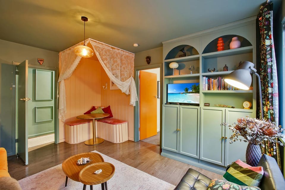 Communal lounge/ TV room, TV and multimedia, Living room, Seating area, Dining area