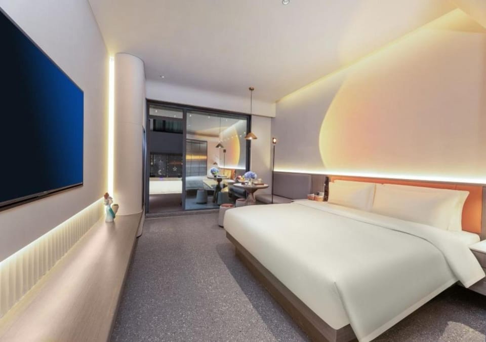Bed, Photo of the whole room, Seating area