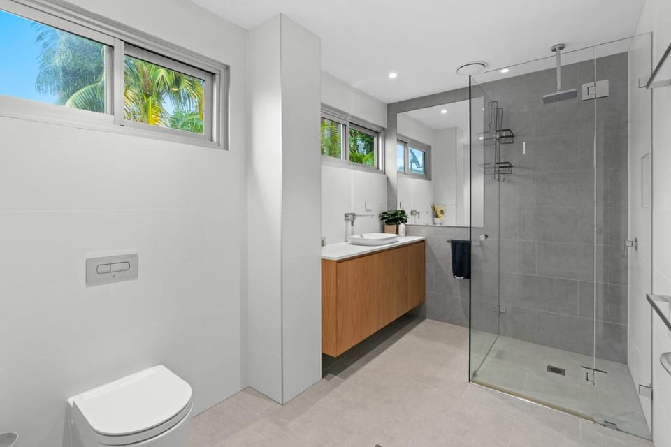 Costal Three-Storey Home with Panoramic Sea Views House in Pittwater Council