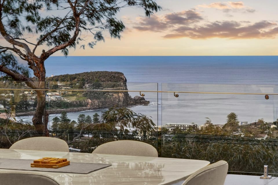 Costal Three-Storey Home with Panoramic Sea Views House in Pittwater Council