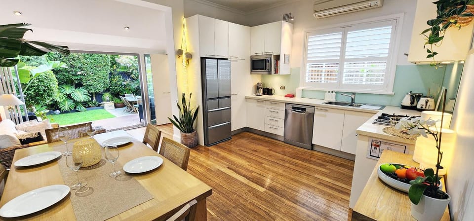Garden, Coffee/tea facilities, Kitchen or kitchenette, Seating area, Dining area, Garden view, dishwasher, oven, stove, toaster