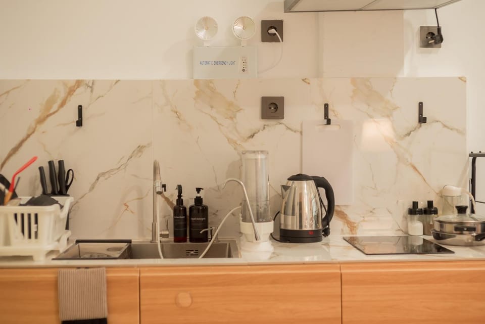 CBD Loft Studio 3A, Heart of Multatuli food scene, Walkable, Private compound, High Security Apartment in Indonesia