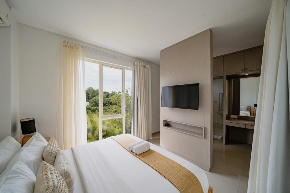 Bed, TV and multimedia, Bedroom, towels