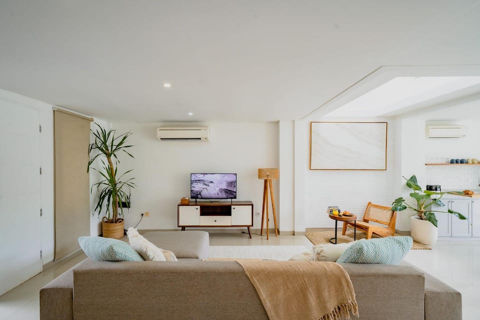 TV and multimedia, Living room, Seating area, air conditioner