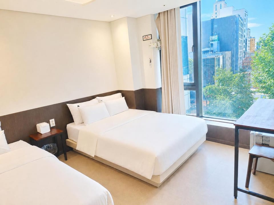 Property building, Bed, View (from property/room), View (from property/room), Bedroom, City view