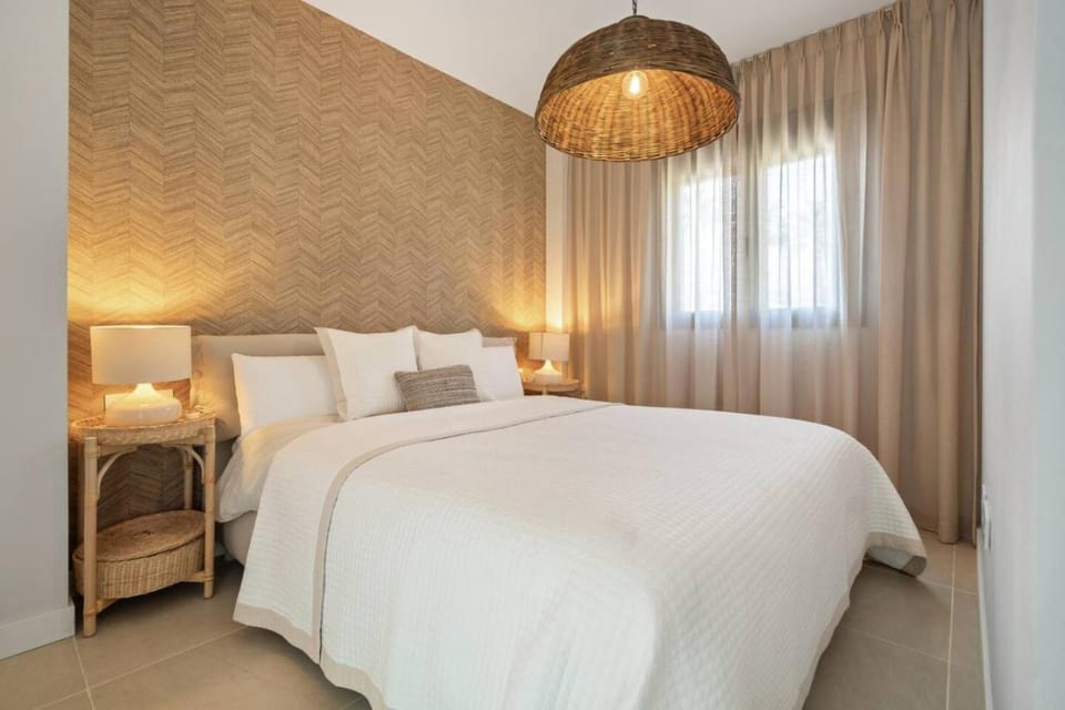 Bed, Photo of the whole room, Bedroom, wardrobe, air conditioner, air conditioner