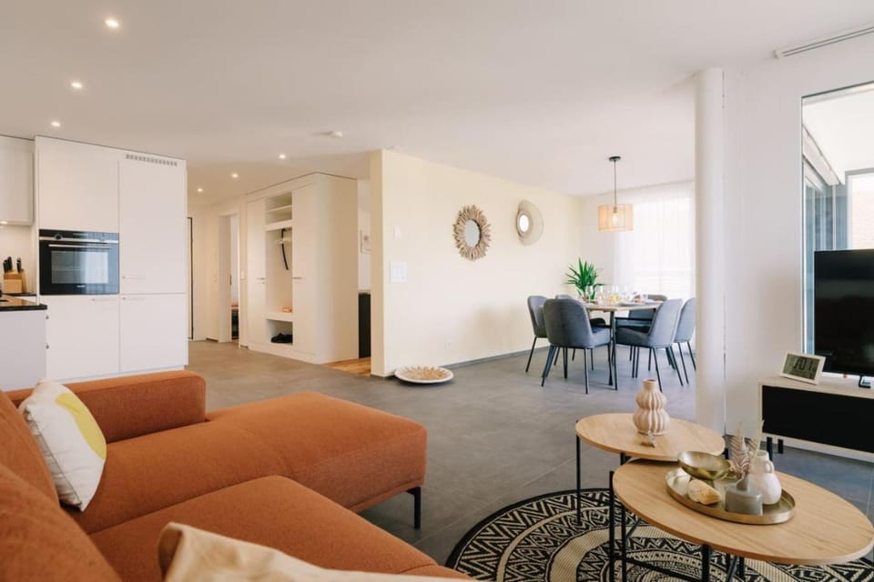 Communal lounge/ TV room, TV and multimedia, Living room, Seating area, Dining area