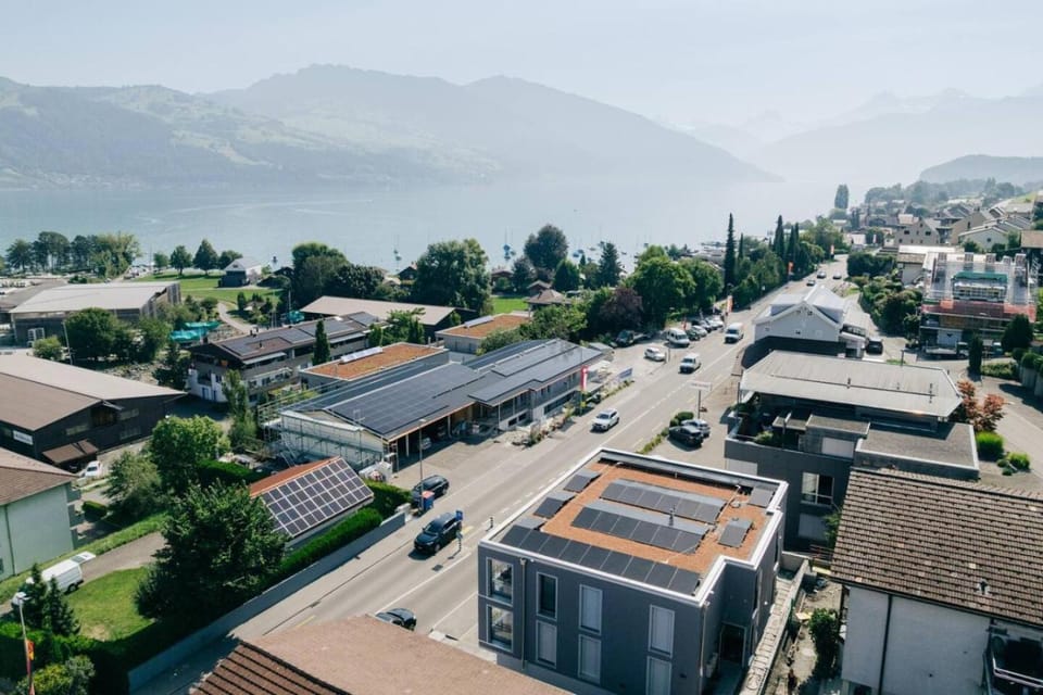 Property building, Nearby landmark, Day, Neighbourhood, Natural landscape, Bird's eye view, Mountain view, Street view, Location