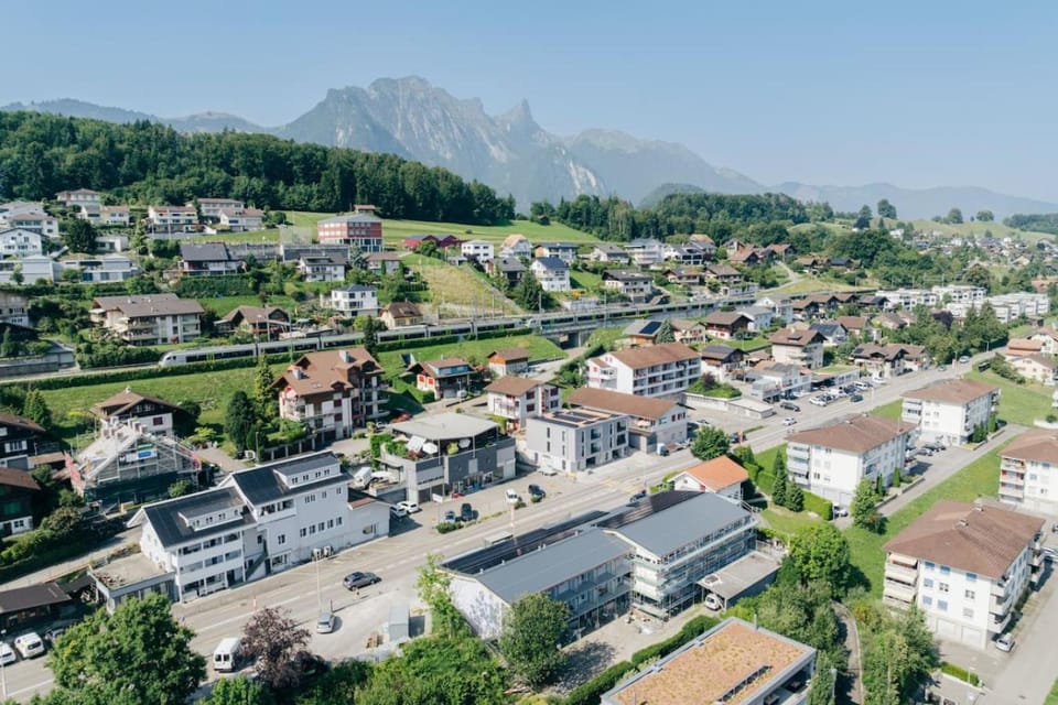 Property building, Nearby landmark, Day, Neighbourhood, Natural landscape, Bird's eye view, City view, Mountain view, Street view, Location