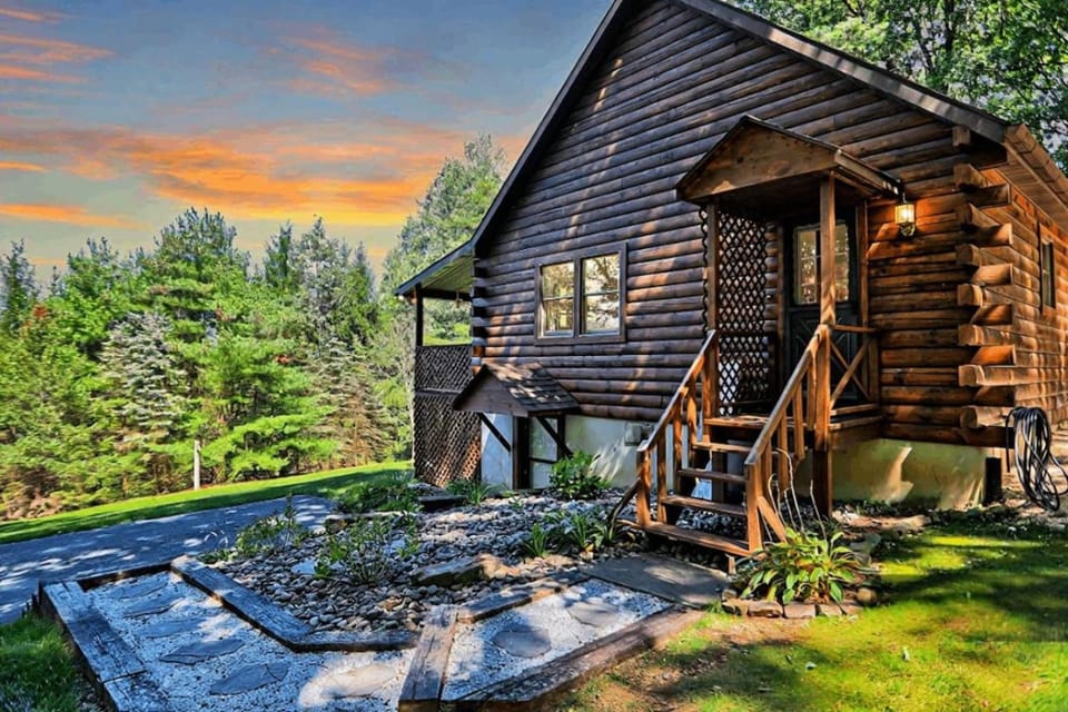 Log Cabin | Hot Tub | Ping Pong | Cozy Cabin in Pennsylvania