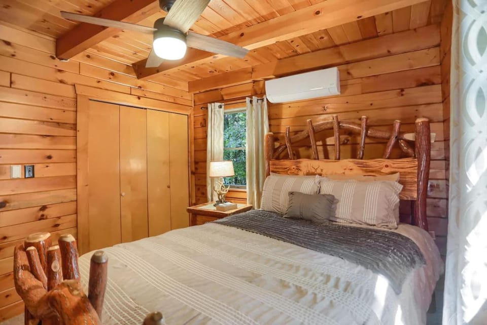 Log Cabin | Hot Tub | Ping Pong | Cozy Cabin in Pennsylvania