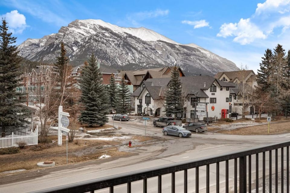 Nearby landmark, Neighbourhood, Natural landscape, Mountain view