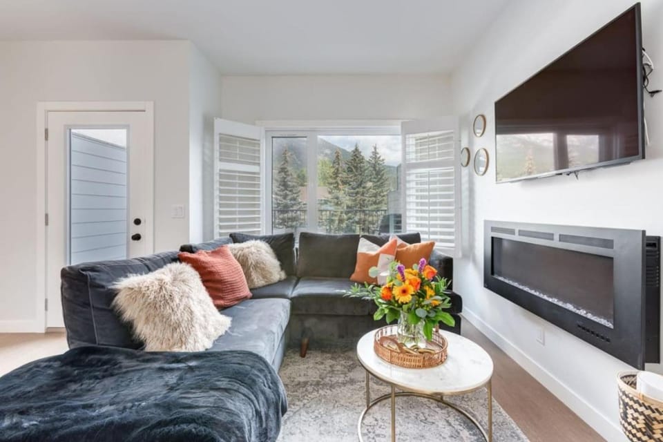 TV and multimedia, Living room, Seating area, Evening entertainment, fireplace