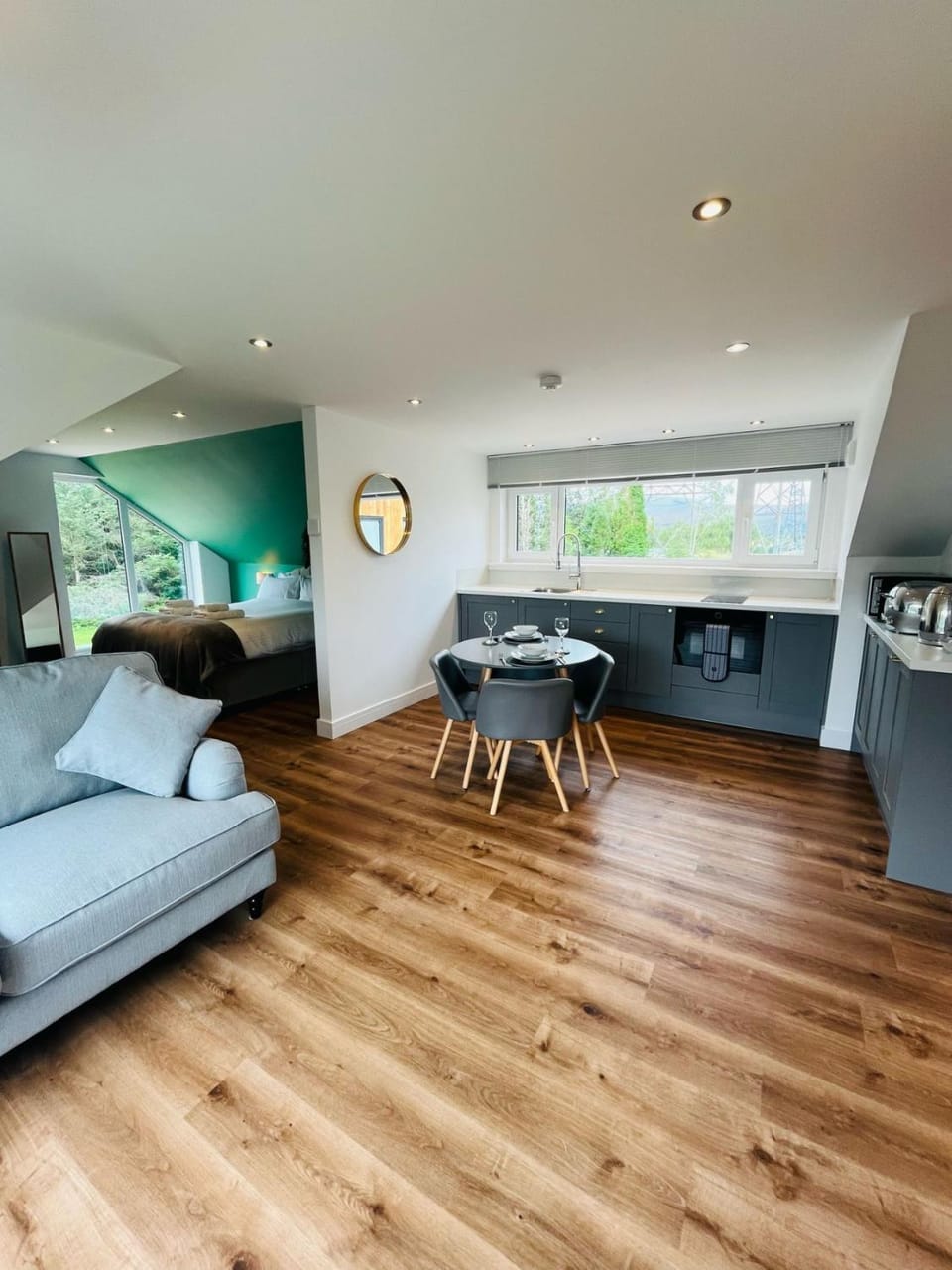 Kitchen or kitchenette, Dining area