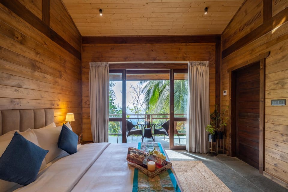 Bed, Photo of the whole room, Seating area, Bedroom