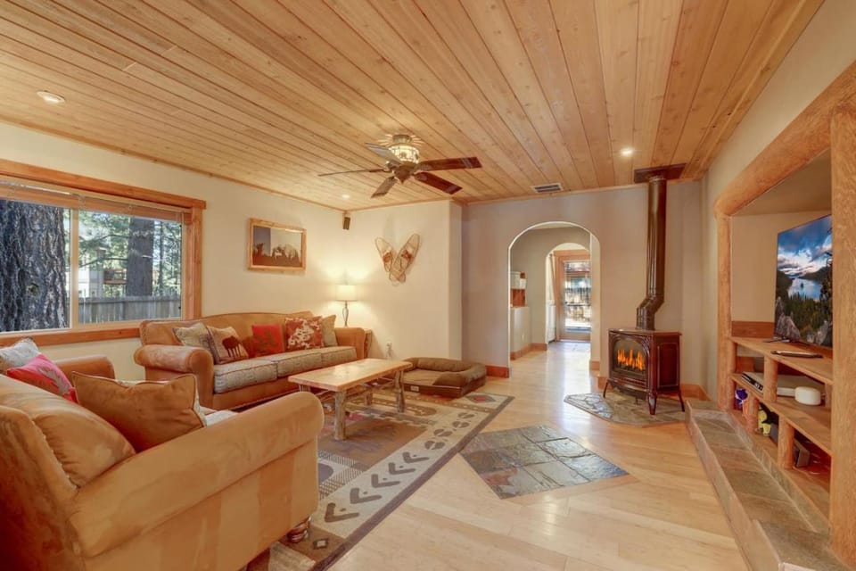 Knotty by Nature 3 bed home House in South Lake Tahoe