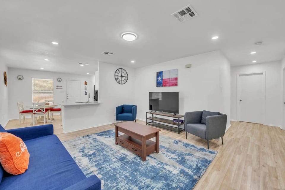 Cozy Home Near Tesla COTA Austin Airport House in Austin