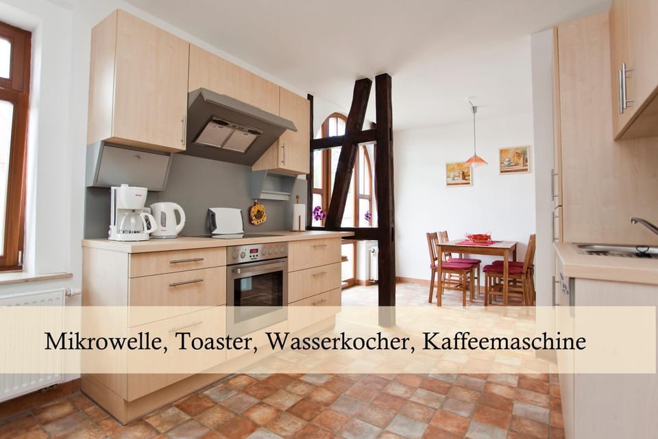 Coffee/tea facilities, Kitchen or kitchenette, Dining area, dishwasher, stove, toaster