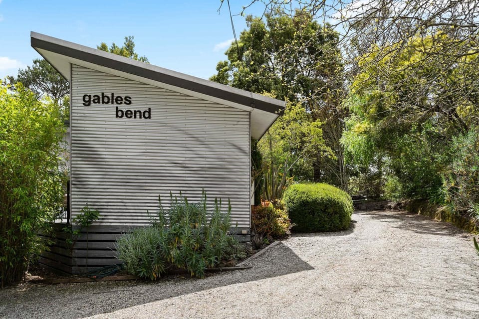2BR plus Studio Pool & Spa Sleeps 8 House in Daylesford