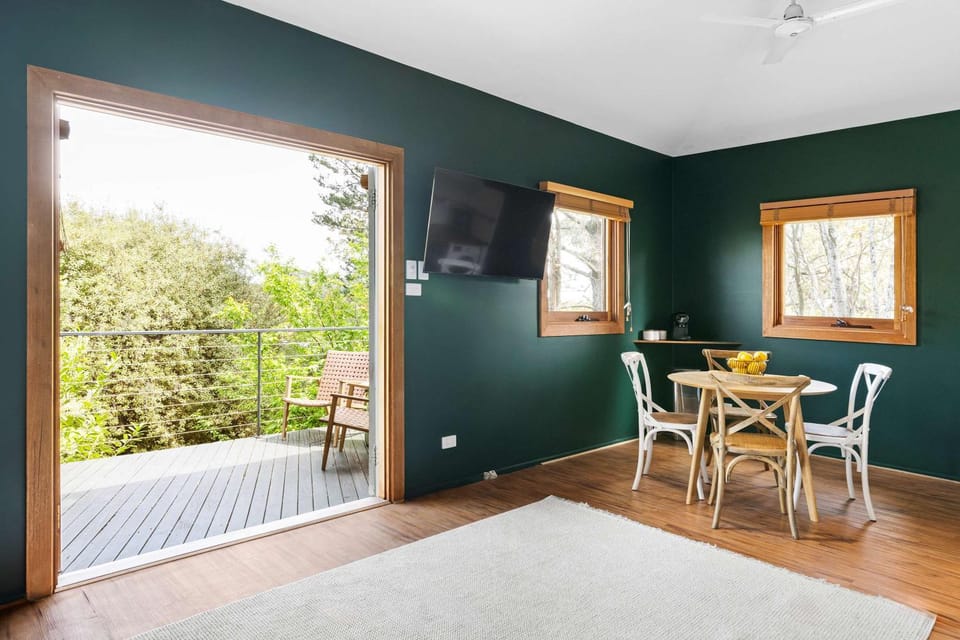 2BR plus Studio Pool & Spa Sleeps 8 House in Daylesford